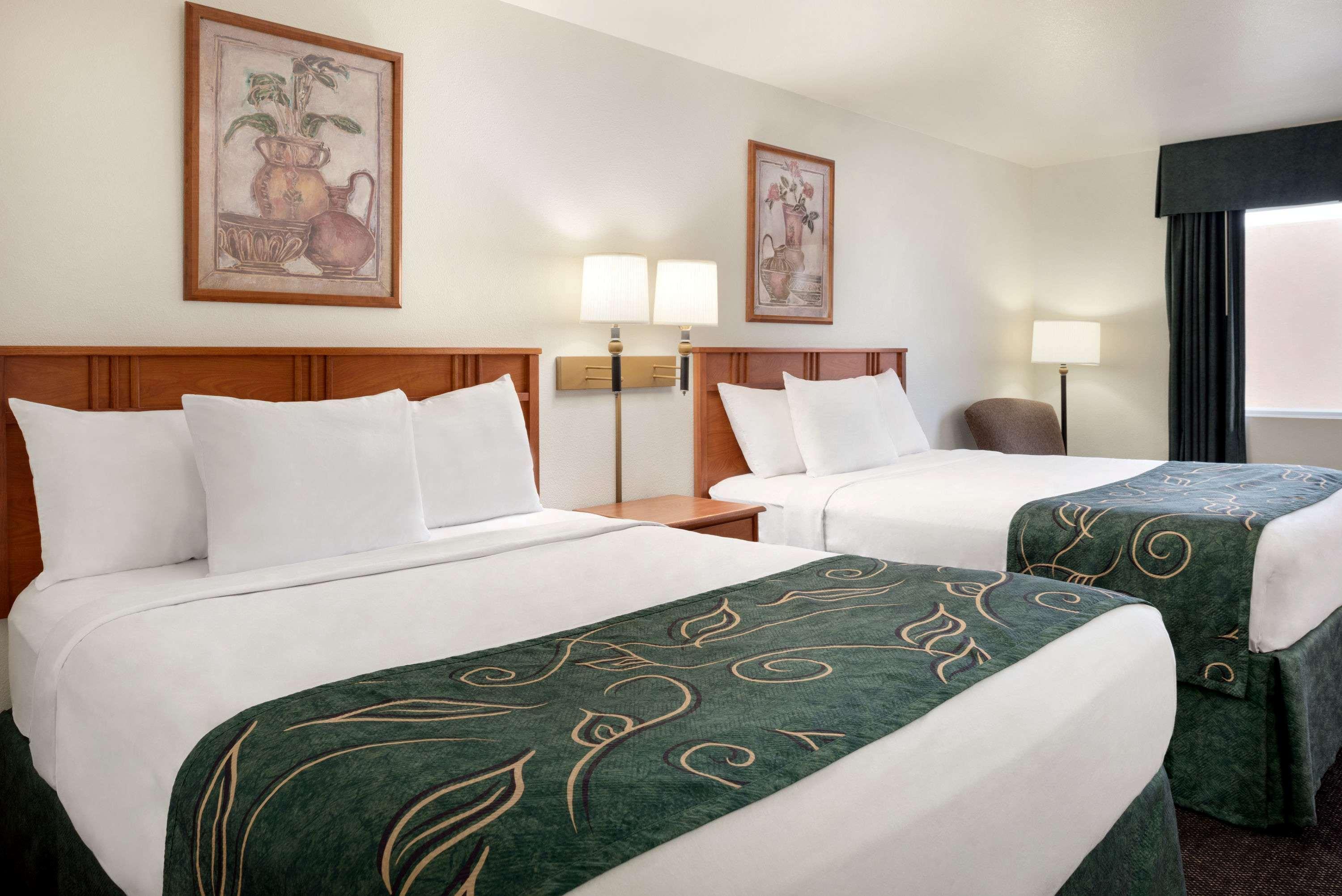 Travelodge By Wyndham Clinton Valley West Court Exteriér fotografie