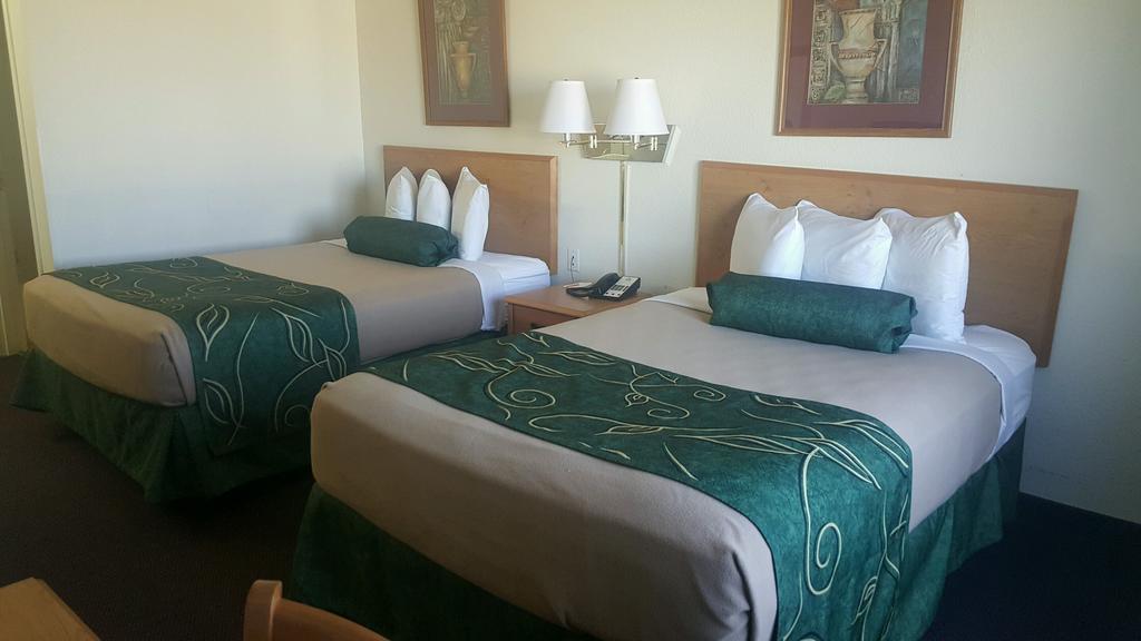 Travelodge By Wyndham Clinton Valley West Court Exteriér fotografie