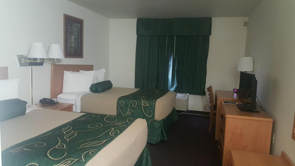 Travelodge By Wyndham Clinton Valley West Court Exteriér fotografie